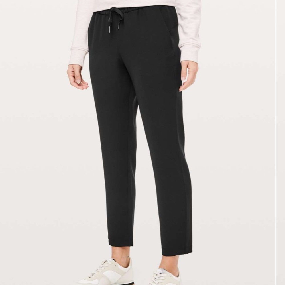 Lululemon On The Fly Pant *Woven 23”
Black